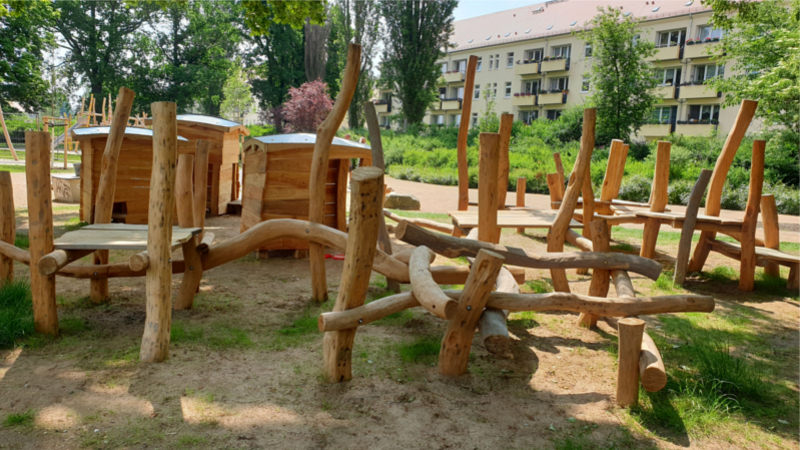 Spielstart auf dem Spielplatz Hebbelstraße - Kinderspielbereich © LH Dresden / Romy Bertram