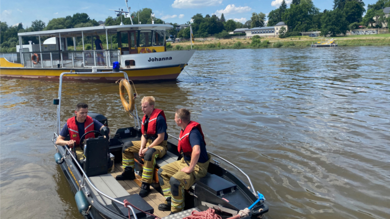 Mit einem Rettungsboot werden die Fahrgste an Land gebracht © Feuerwehr Dresden 