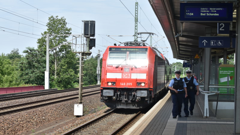 Bahnanlagen sind kein Platz für Abenteuer!Nadine Rudek, Polizeihauptmeisterin - Thomas Bergel Polizeihauptmeister auf dem Bahnsteig in Dresden Reick  Foto: MeiDresden.de/Mike Schiller