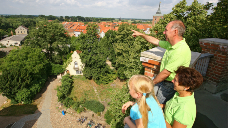 Der Blick vom mittelalterlichen Turm der Burg Lenzen reicht weit über die Prignitzer Auenlandschaft ©djdTourismusverband PrignitzCorporate Art