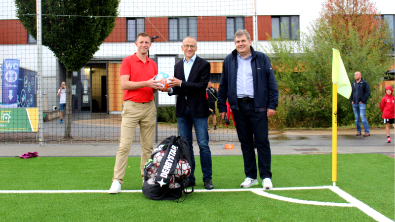 Tenne weg – SG Striesen bekommt ersten Kork verfüllten Kunstrasenplatz ©Eigenbetrieb Sportstätten LH Dresden 