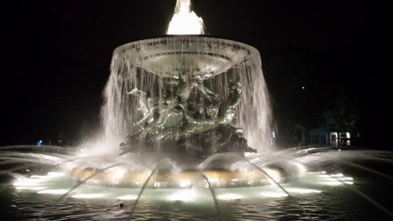 Albertplatz Brunnen bei Nacht