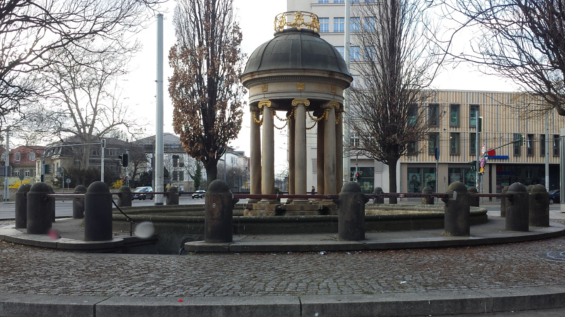 Artesischer Brunnen und Fontäne auf dem Palaisplatz außer Betrieb ©MeiDresden.de