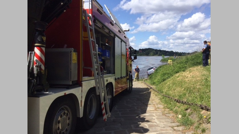 Mit einer Seilwinde wird das Fahrzeug aus dem Wasser gezogen © Feuerwehr Dresden 
