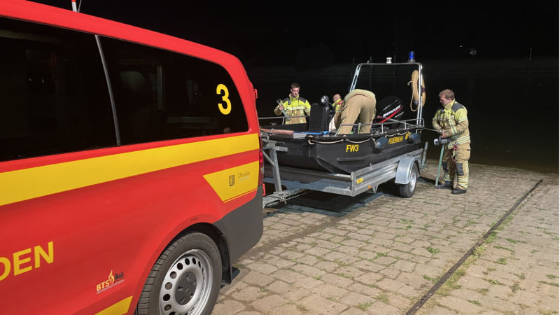 Einsatzkräfte bringen ein Rettungsboot zu Wasser © Feuerwehr Dresden 