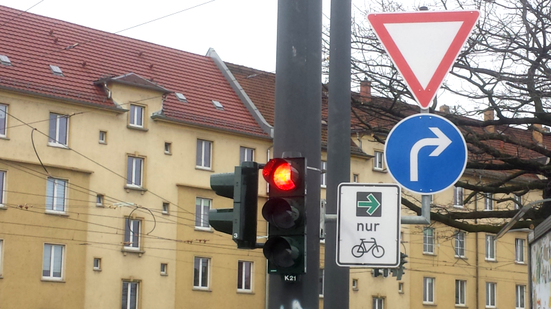 Erste Grünpfeile für Radfahrer an der Großenhainer Straße - Kreuzung Fritz-Reuter-Straße ©MeiDresden.de