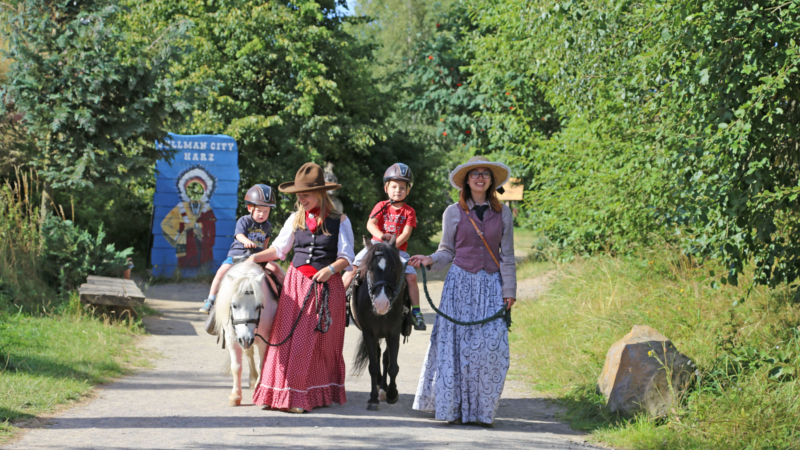 In der Westernstadt Pullman City Harz schlüpfen die Gäste in die Rollen von Cowboys und Indianern und kommen den Tieren ganz nah. © djd/Stadt Oberharz am Brocken/Pullman City Harz/Sven Petrick