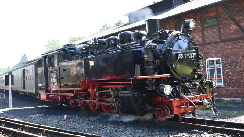 Doppelausfahrt in Bertsdorf der Dampfzpge in Richtung Kurort Oybin (re) und nach Jonsdorf (li)   Foto: © MeiDresden.de/Mike Schiler