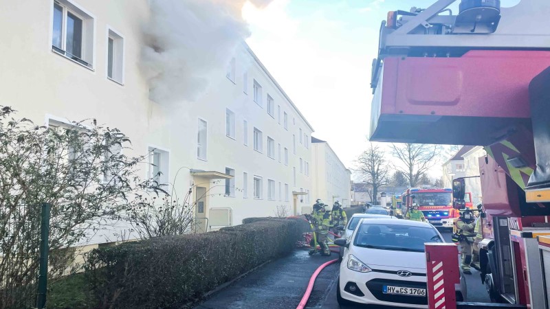 © Feuerwehr Dresden Qualm dringt aus Fenster. Feuerwehr löscht Brandwohnung von außen