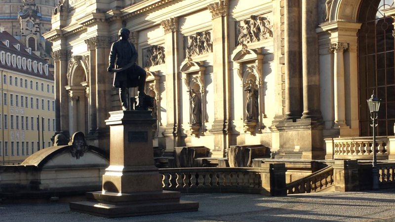 Neben der Kunstakademie an der Freitreppe zum Albertinum steht das Denkmal des Baumeisters Gottfried Semper ©MeiDresden.de