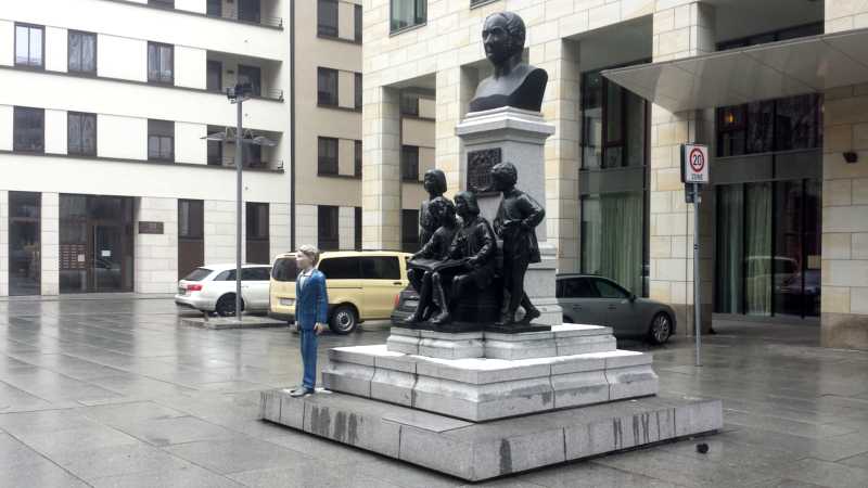 Das Denkmal für den ehemaligen Kreuzkantor Julius Otto vor der  Kreuzkirche ©MeiDresden.de