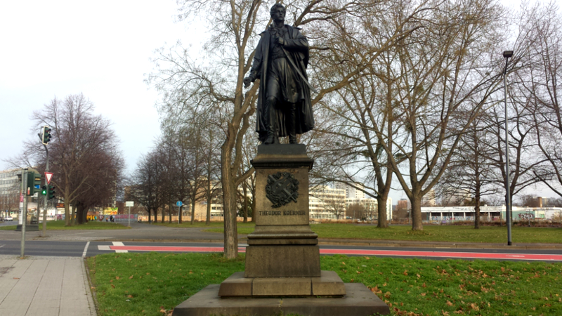 Theodor Körner Denkmal am Georgplatz in der St. Petersburger Straße gegenüber dem neuen Rathaus ©MeiDresden.de