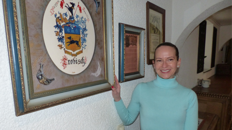 Stefanie Dietmann vor der Wand mit den historischen Belegen zum Trobischhof ©meeco Communication Services)