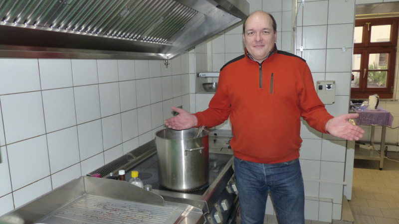 Küchenchef Ronald Ay (46) würde ja gerne jetzt schon kochen, aber es gibt zuvor noch viel in der Küche zu tun  ©meeco Communication Services)