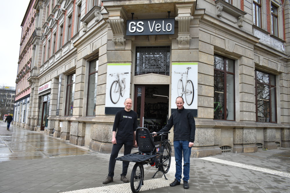 Frank Flügel im GS Velo-T-Shirt und  Nils Larsen vom ADFC - Frieda & Friedrich expandiert weiter: Leih-Lastenrad jetzt auch am Fetscherplatz ©MeiDresden.de/Mike Schiller