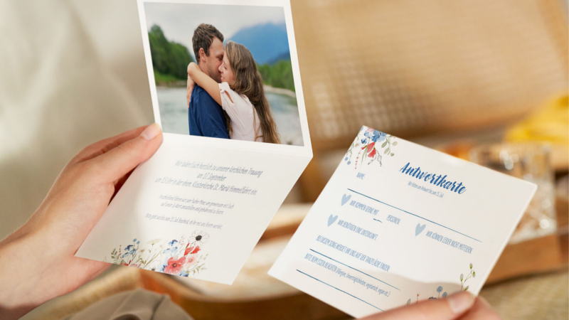Die Einladungskarte zur Hochzeit stimmt frühzeitig auf den großen Tag ein. Foto: DJD/wwwcewede