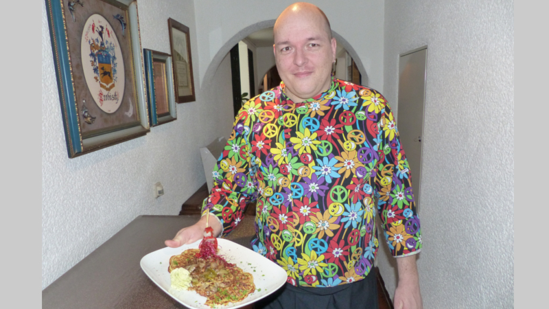 Küchenchef Ronald Ay mit seinem Bautzener Senfsteak © meeco Communication Services