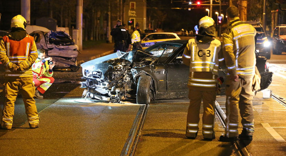 © Roland Halkasch Einsatzkräfte stehen vor den zerstörten Fahrzeugen.