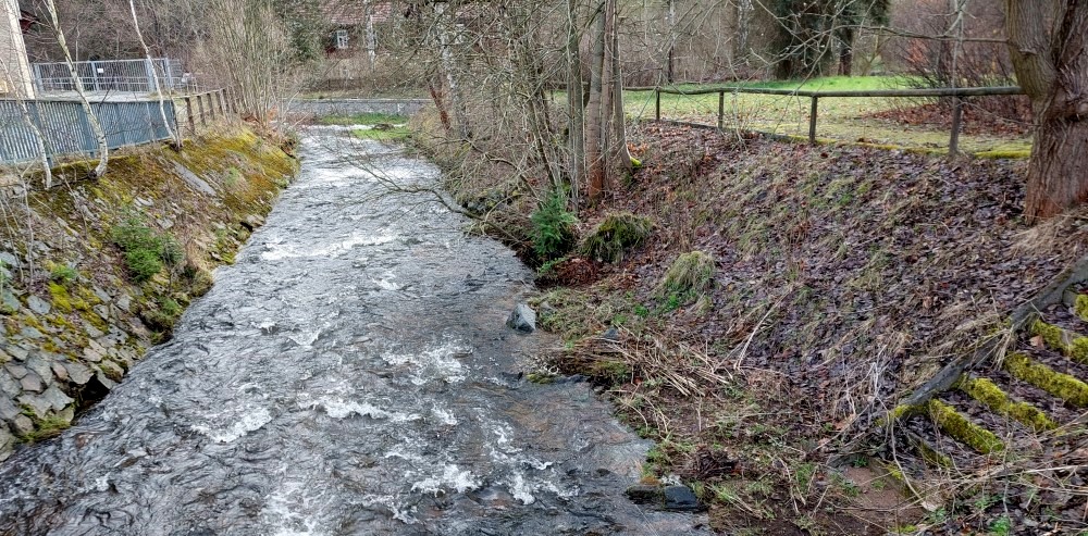 Rotes Wasser mit dem Zulauf der Müglitz vom Rückhaltebecken Lauenstein  Foto: © MeiDresden.de/Mike Schiller