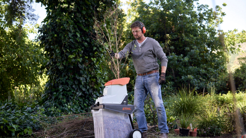 Recycling im Garten: Grünschnitt lässt sich häckseln und anschließend zum Mulchen oder Kompostieren verwenden. © DJD/STIHL