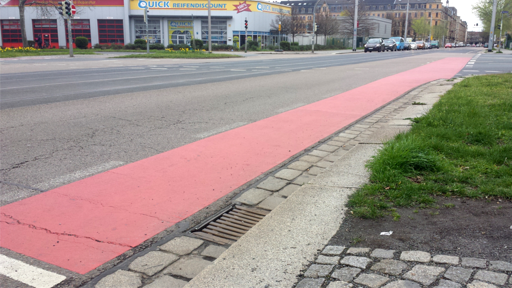 Rotmarkierungen von Radverkehrsanlagen wie hier an der Kreuzung Hansa/ Fritz Reuter Straße werden fortgesetzt ©MeiDresden.de