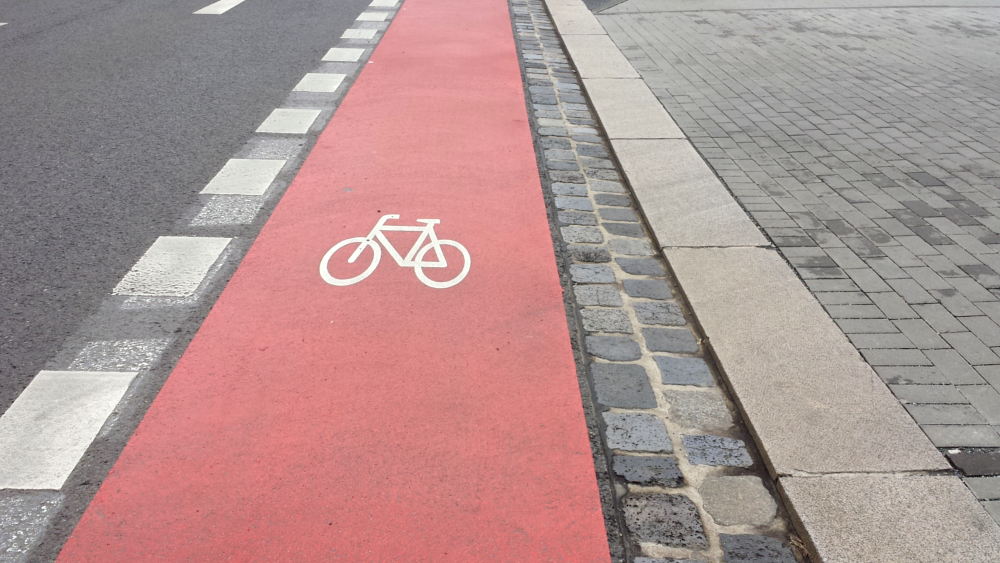 Zur Sicherheit der Radfahrer werden besonders an Ausfahrten und in Kreuzungsbereichen die Rotmarkierungen fortgesetzt ©MeiDresden.de