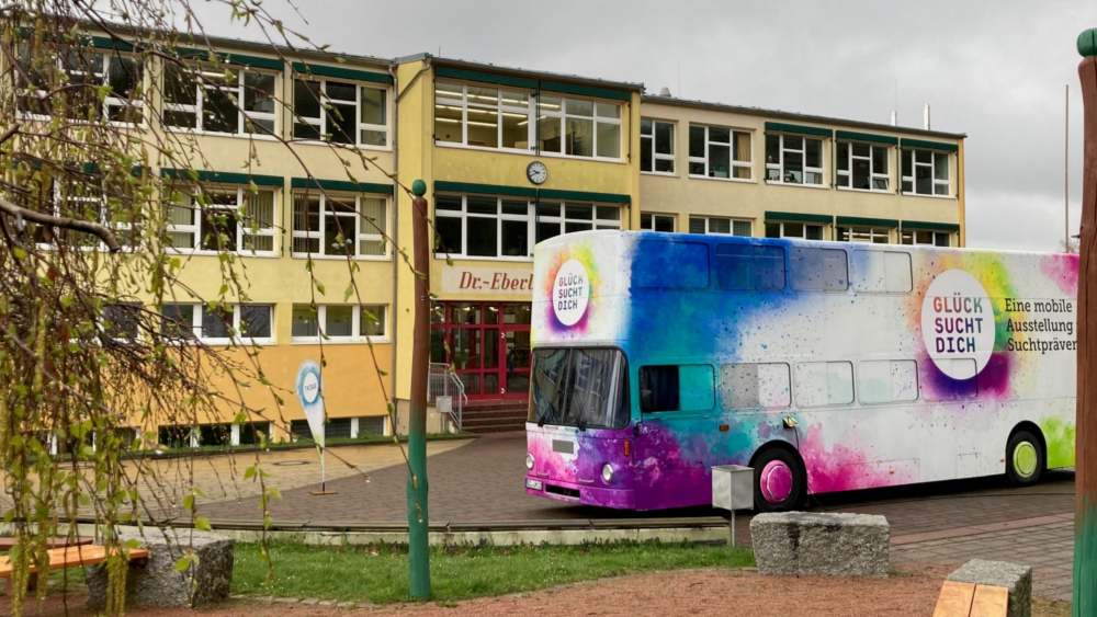 Der GLÜCK SUCHT DICH-Bus parkte diese Woche auf dem Schulhof der Dr.-Eberle-Oberschule in Nossen.  Foto Landratsamt Meißen