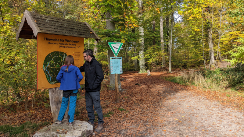 Wer den Wald erkunden will, sollte die entsprechenden Hinweise sorgfältig beachten. Foto: DJD/PEFC