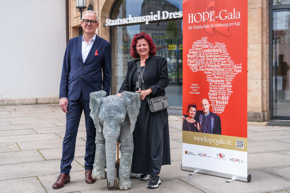 Viola Klein und der Intendant des SSH Joachim Klement mit Elefant der HfBK für die Bühnendekoration.  Foto Michael Schmidt