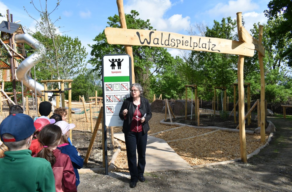 Bürgermeisterin Eva Jähnigen eröffnete den neuen Spielplatz   Foto: © MeiDresden.de/Mike Schiller