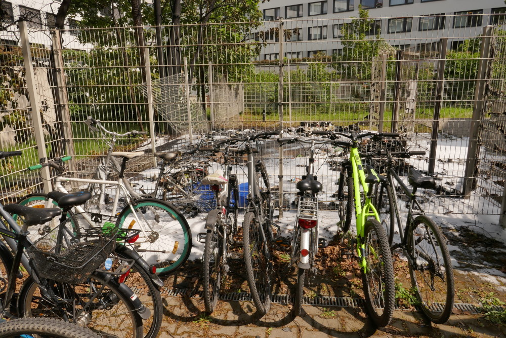 © Feuerwehr Dresden - Bei dem Brand wurden mehrere Fahrräder beschädigt. Der Müllplatz brannte komplett ab