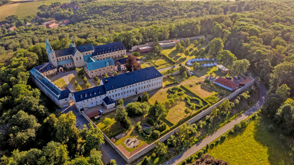 Auch einen Ausflug wert: Vom Kloster Huysburg bei Halberstadt führt ein Rundweg um den Höhenzug Huy durch die Wälder. Foto: DJD/Tourist Information Halberstadt/Ulrich Schrader