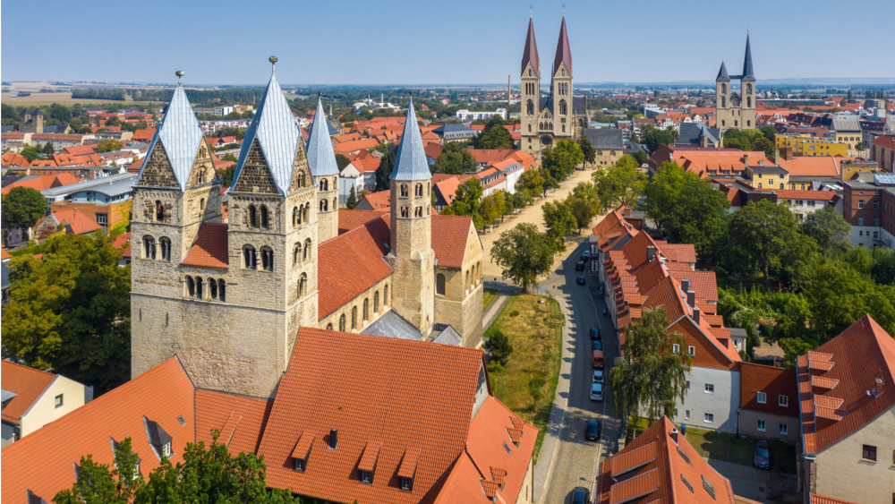 Im Herzen Halberstadts stehen sich die viertürmige Liebfrauenkirche und der Dom gegenüber. Foto: DJD/Tourist Information Halberstadt/Sebastian Theilig