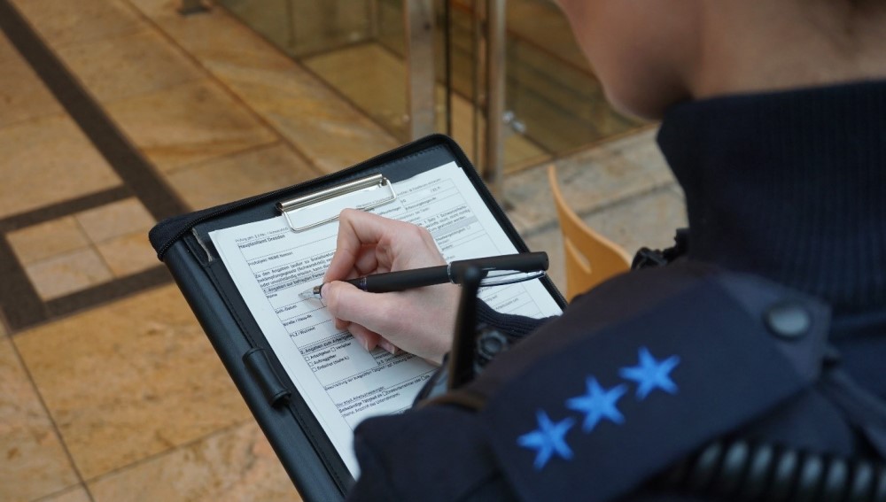 Die Finanzkontrolle Schwarzarbeit des Hauptzollamtes Dresden prüfte im vergangenen Jahr rund 1.800 Arbeitgeber.  Foto: © Zoll