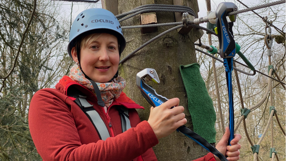 Rundum sicher beim klettern und balancieren mit dem Sicherungssystem Smart Belay X ©Waldseilpark Dresden