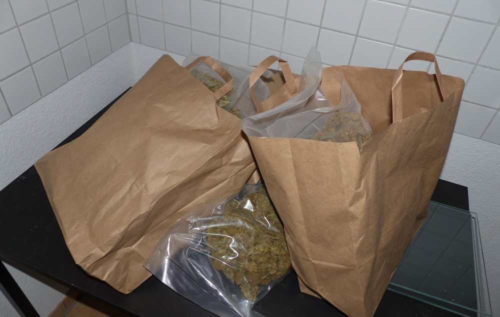 sichergestelltes Marihuana Quelle: Zollfahndungsamt Dresden (siehe Pressemitteilung vom 22.09.2022: Zollfahndung stellt 10 Kilogramm Marihuana, 67.000 Euro Bargeld und Goldschmuck sicher)  Foto: Zoll