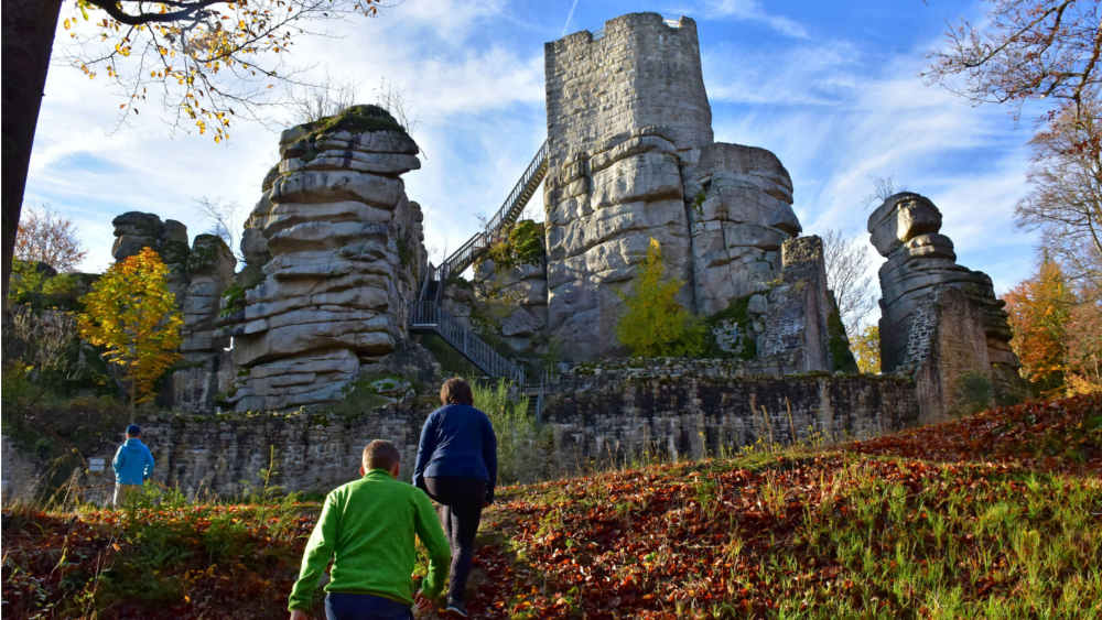 Bei der Überquerung des Steinwalds passieren Wanderer die eindrucksvollen Felstürme der Burgruine Weißenstein. Foto: DJD/Stadt Marktredwitz/Harald Primitz