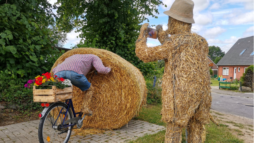 "Augen auf im Straßenverkehr" - so könnte der Titel dieser Strohfigur aus dem Jahr 2022 lauten. Foto: DJD/Probstei Tourismus Marketing