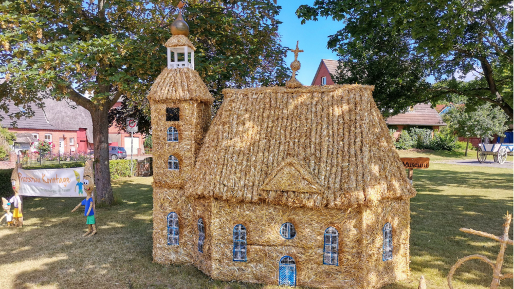 Die Schönberger Kirche aus Stroh zählte zu den Highlights der Korntage 2022. Foto: DJD/Probstei Tourismus Marketing