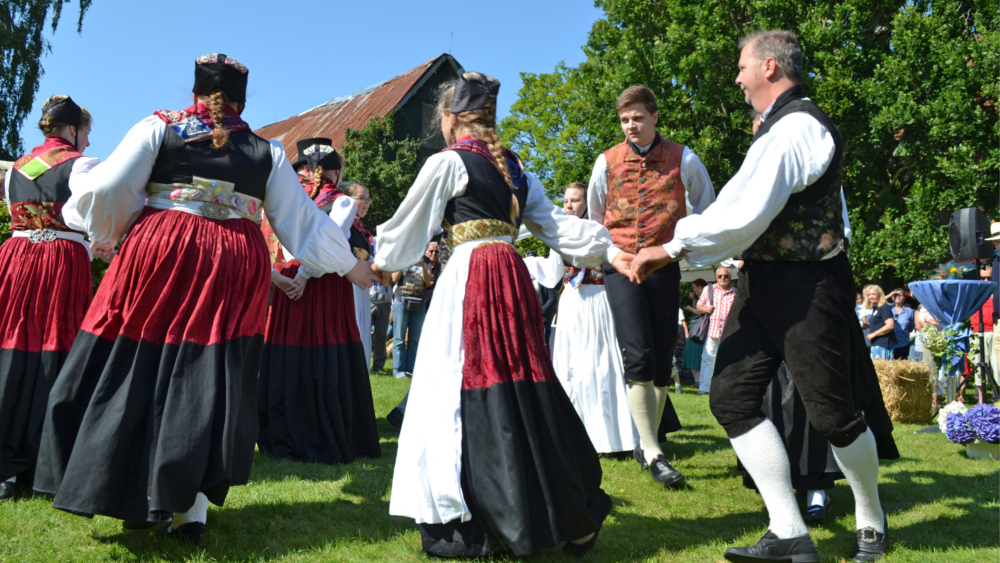 Tradition wird in der Probstei großgeschrieben, hier Impressionen vom Trachtentanz bei den Korntagen 2022. Foto: DJD/Probstei Tourismus Marketing