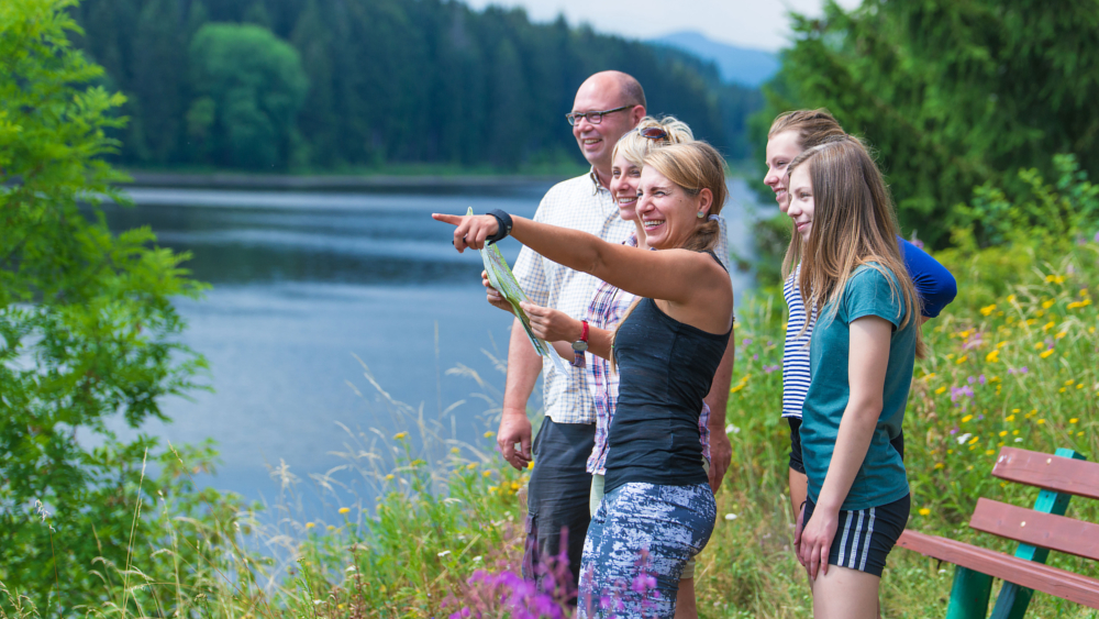 Ein familienfreundlicher Rundweg führt um die Königshütter Talsperre und zu schönen Aussichtspunkten. Foto: DJD/Stadt Oberharz am Brocken/Jan Reichel