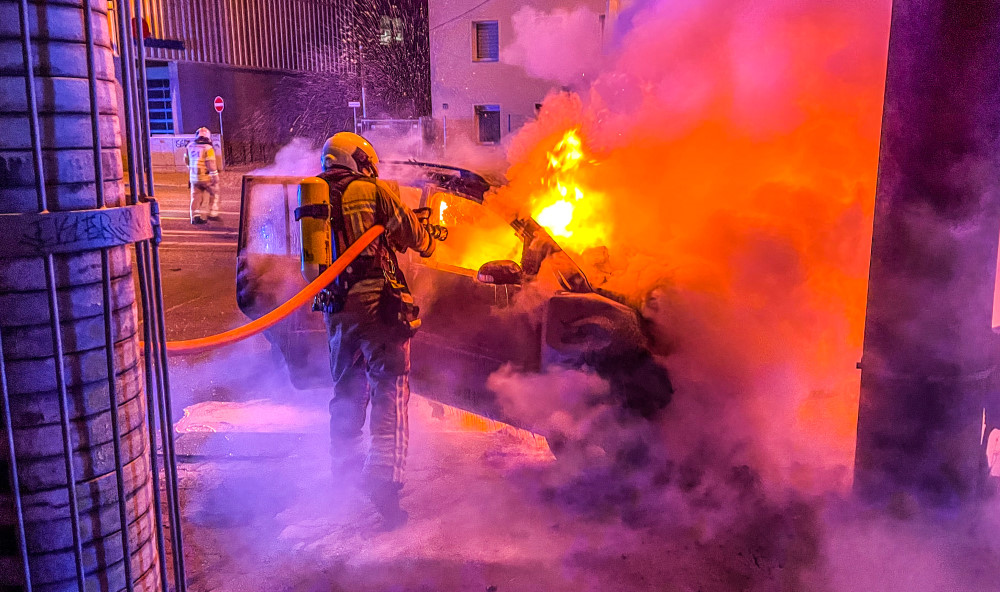 © Feuerwehr Dresden Mit einem Strahlrohr wird der brennende PKW gelöscht.