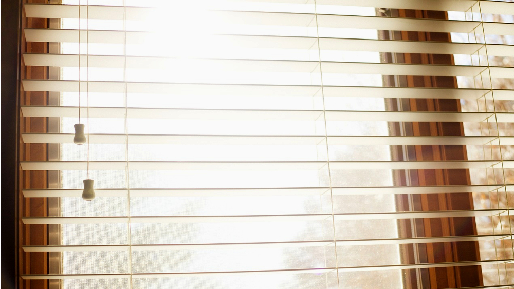  Rolladen und Rollos helfen die Sommerhitze in Räumen etwas zu minimieren ©Symbolfoto (Pixabay)