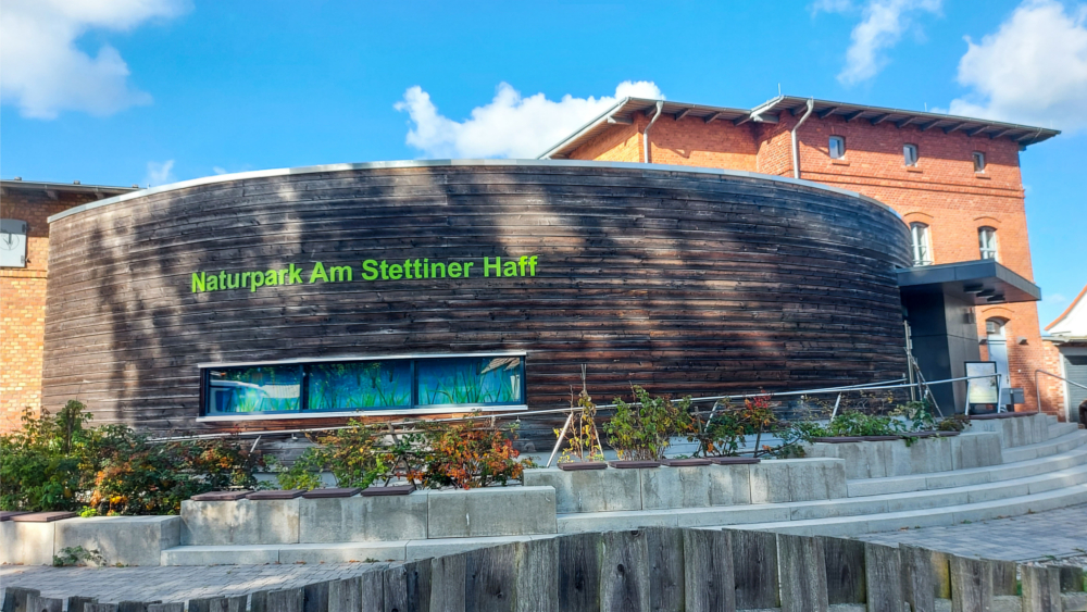 Das Besucherinformationszentrum des Naturparks „Am Stettiner Haff“ am Bahnhof in Eggesin ist von Mitte Mai bis Mitte September geöffnet und zeigt eine attraktive Ausstellung über die Schönheit und Vielfalt des Naturraums. Foto: DJD/Tourismusverein Stettiner Haff/Stadt Eggesin