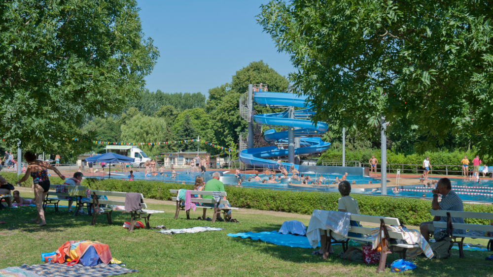 Im naturnahen Lindenbad in Pasewalk mit der 71 m langen Wasserrutsche und dem Strömungskanal können sich kleine und große Gäste abkühlen. Foto: DJD/Tourismusverein Stettiner Haff/Stadt Pasewalk