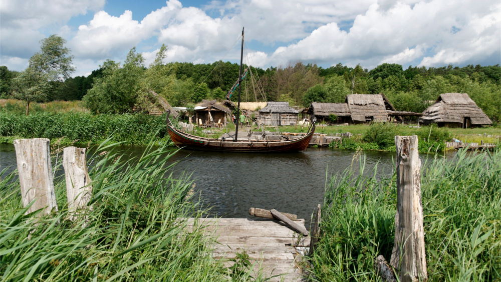 Blick auf Freilichtmuseum "Ukranenland". Dies war eine Slawensiedlung aus dem neunten beziehungsweise zehnten Jahrhundert. Foto: DJD/Tourismusverein Stettiner Haff/Stadt Torgelow