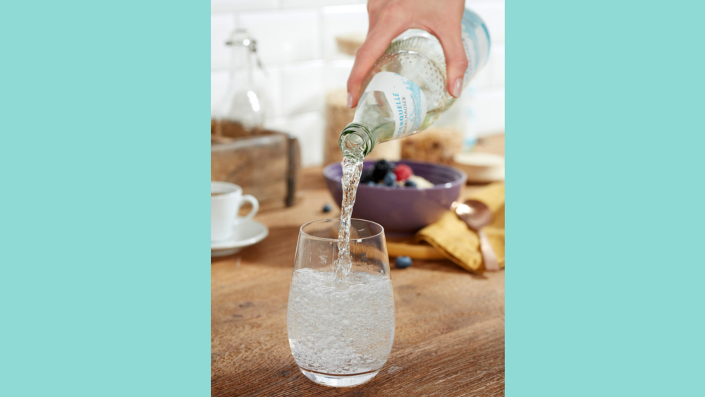 Der Pro-Kopf-Verbrauch von Mineralwasser liegt in Deutschland bei 129,5 Litern pro Jahr. Foto: DJD/IDM/Sonja Hofmann