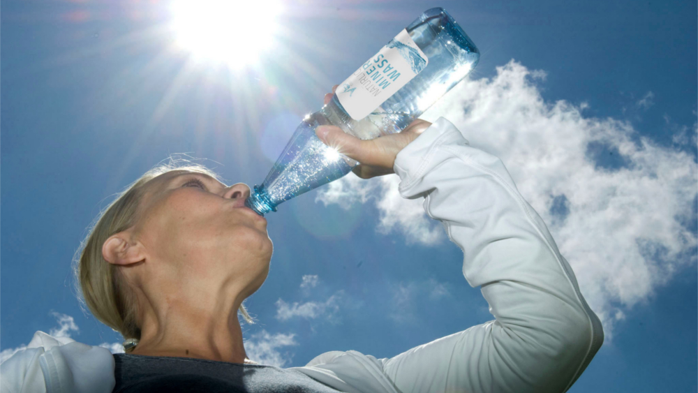 Richtig trinken und ein ausgewogener Wasserhaushalt sind wichtig für Wohlbefinden und Leistungsfähigkeit - das ganze Jahr. Foto: DJD/IDM