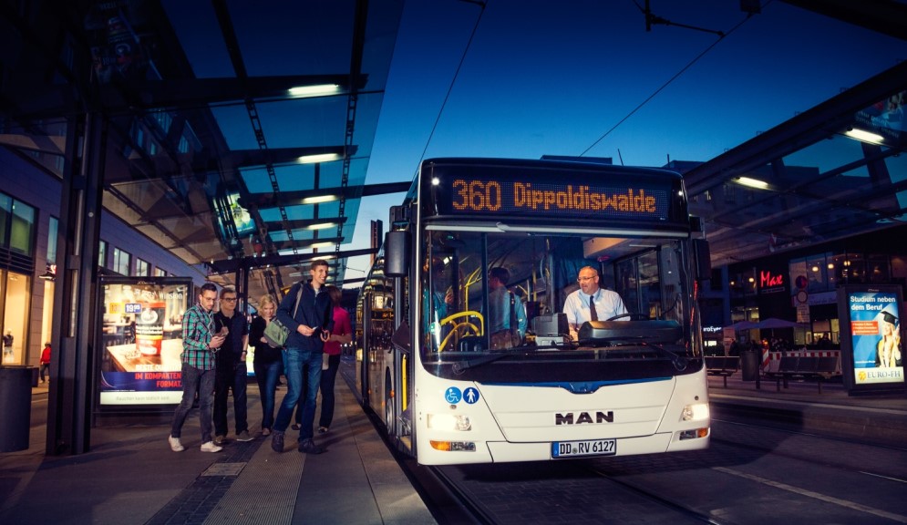 Nachtbus am Postplatz in Dresden   Foto:  Lars Neumann