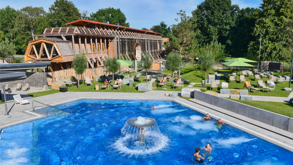 Die Börde Therme schließt sich direkt ans Gradierwerk an und nutzt die Natursole für einen gesunden, entspannenden Badeaufenthalt. Foto: DJD/Börde Therme Bad Sassendorf/Volker Beushausen